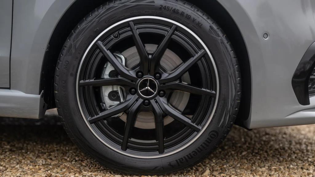Diamond-cut 19-inch alloy wheels: image