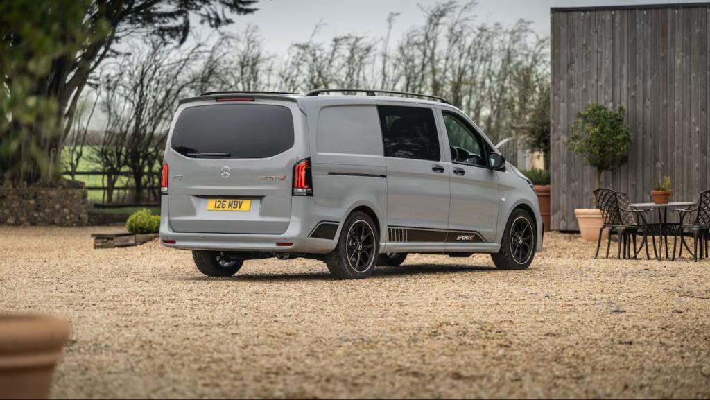 Sleek rear spoiler & sporty side sills: image