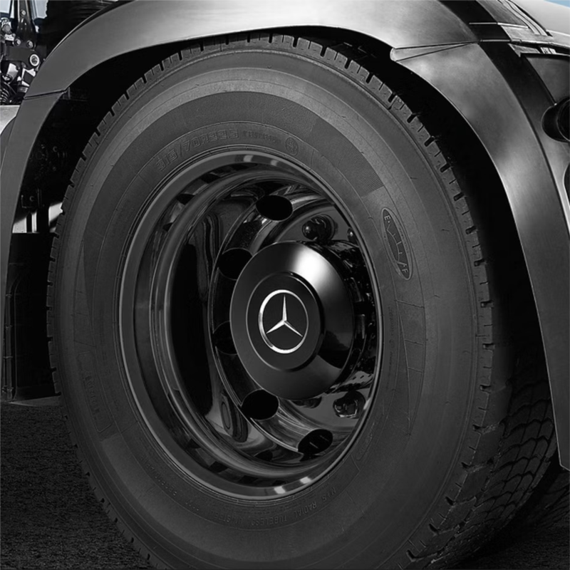 Black-painted wheel nut cover and rear axle cap: image