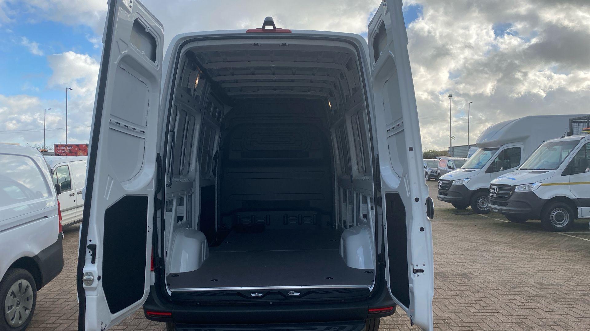314 81kWh PRO Auto L2 H2 5dr Image 18