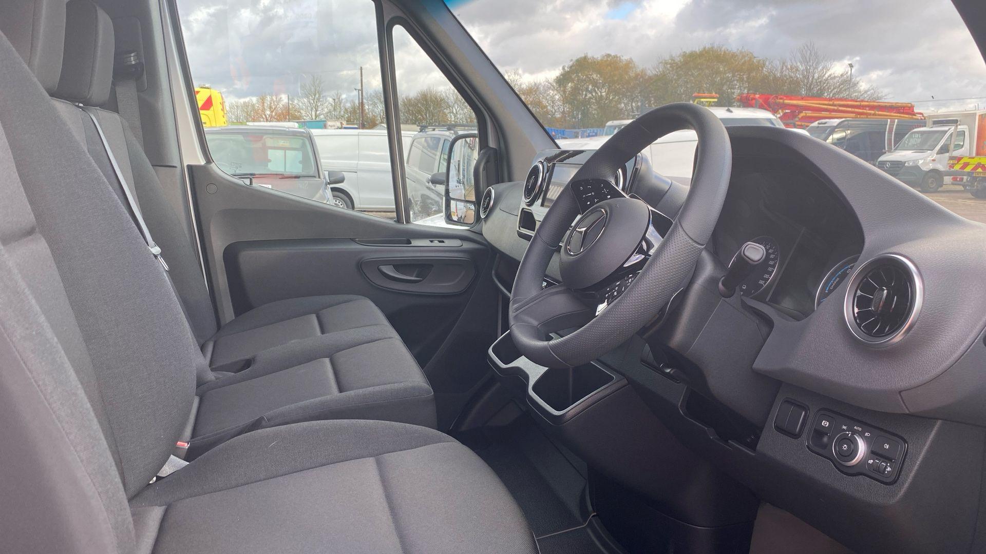314 81kWh PRO Auto L2 H2 5dr Image 23