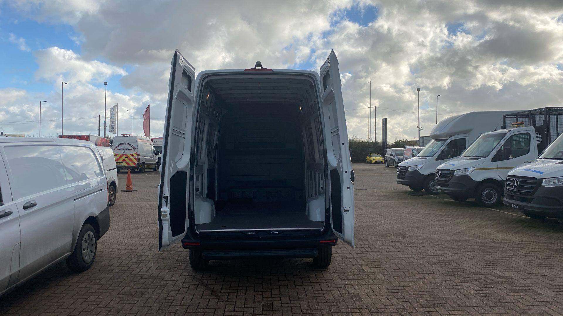 314 81kWh PRO Auto L2 H2 5dr Image 31