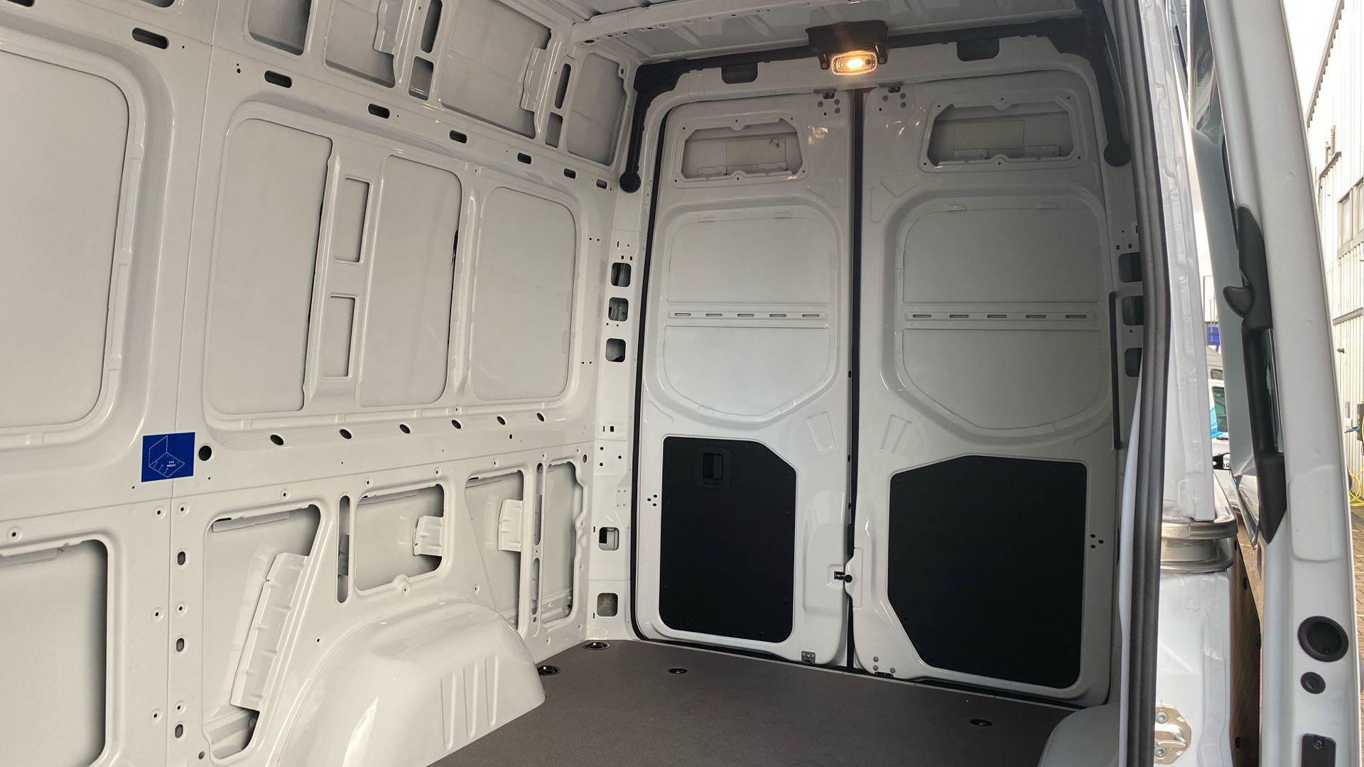 314 81kWh PRO Auto L2 H2 5dr Image 32