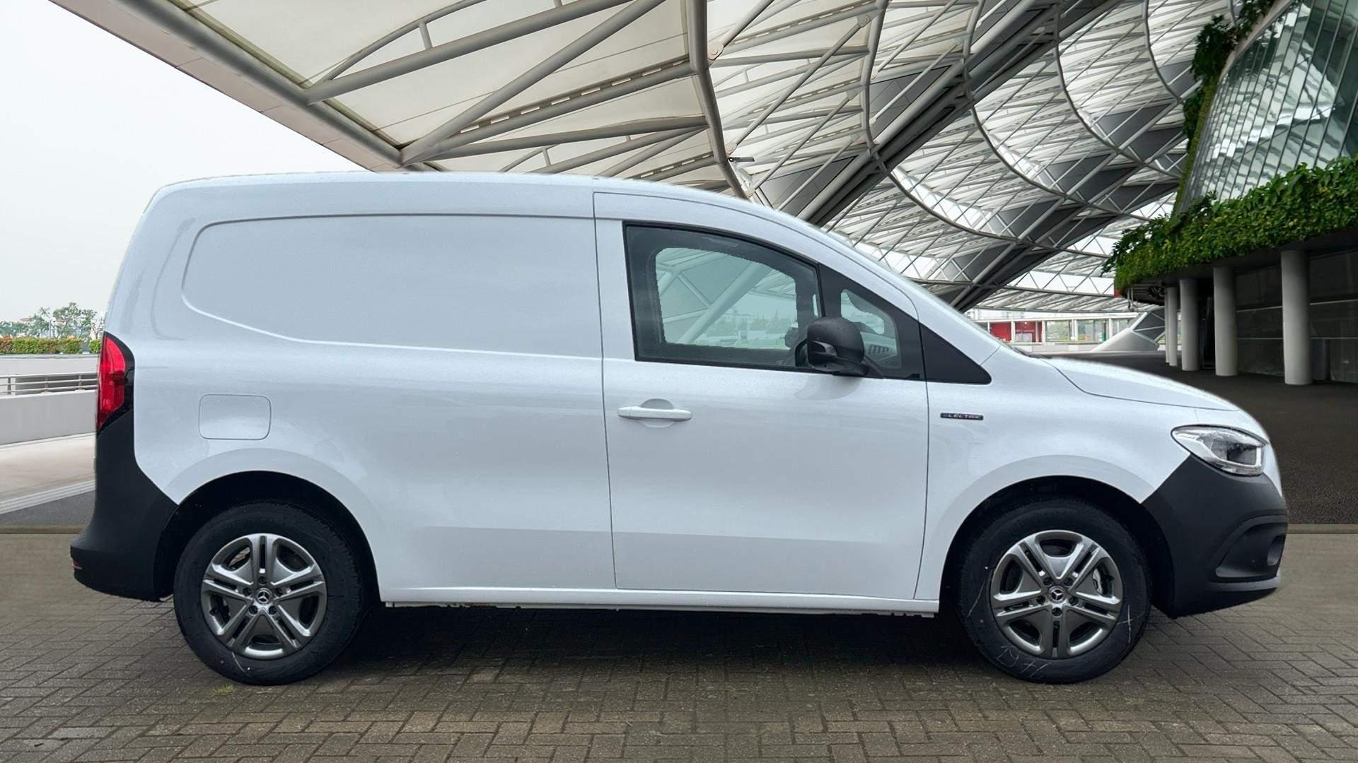 45kWh Progressive Auto L1 5dr Image 18