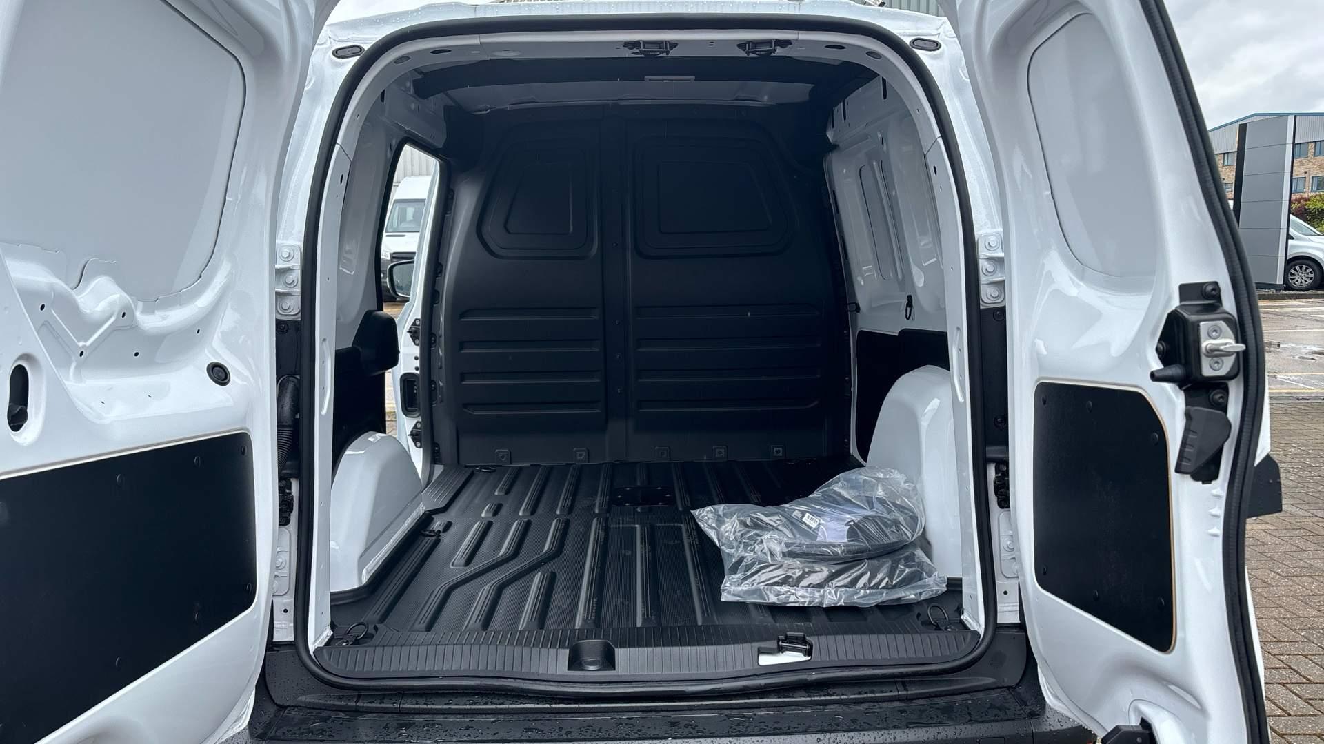 45kWh Progressive Auto L1 5dr Image 19