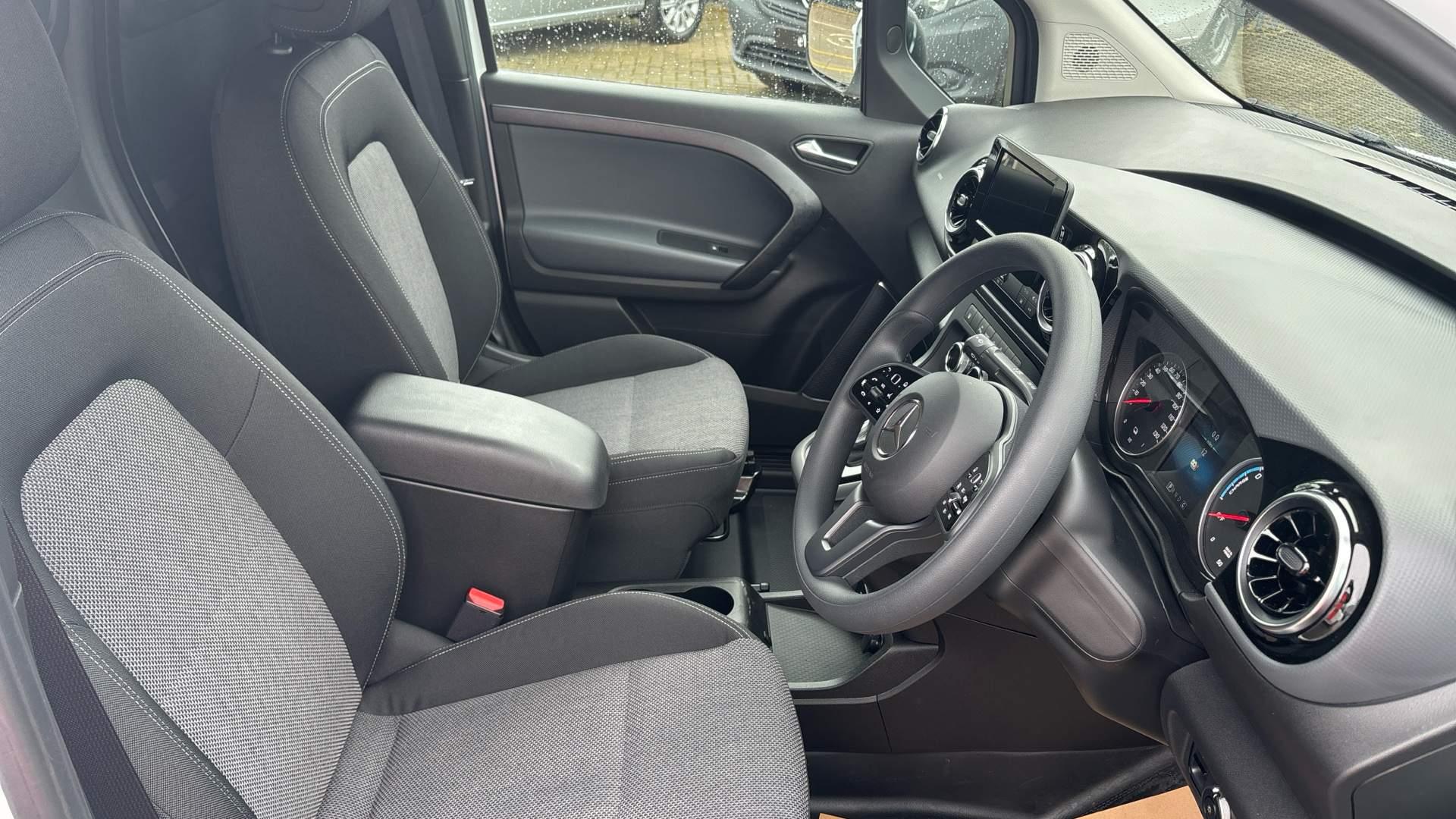 45kWh Progressive Auto L1 5dr Image 28