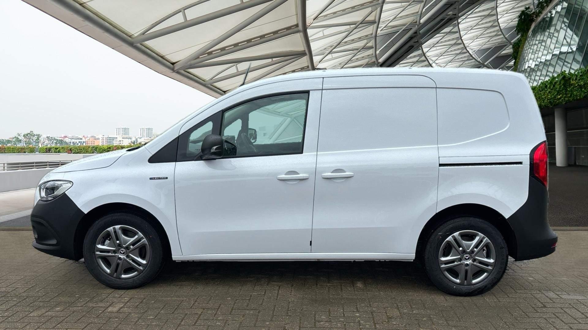45kWh Progressive Auto L1 5dr Image 32