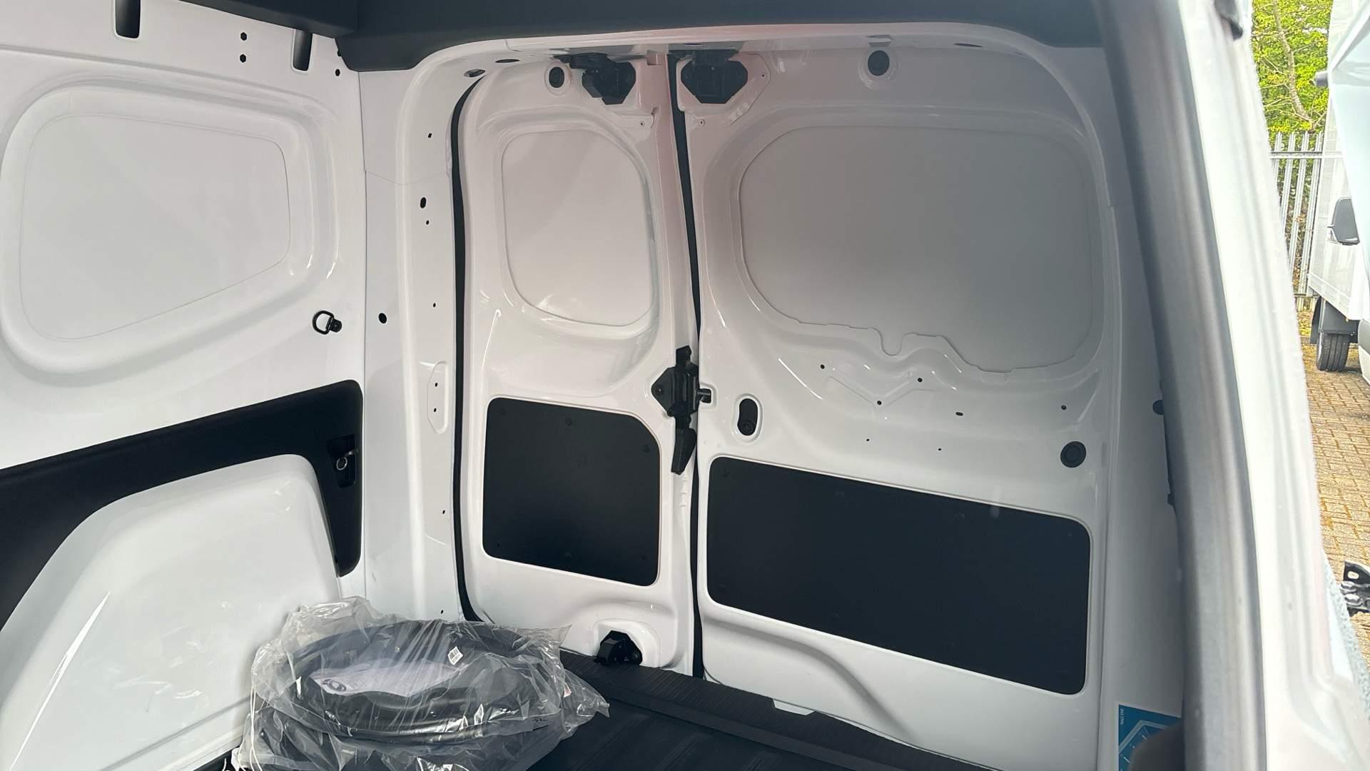 45kWh Progressive Auto L1 5dr Image 34