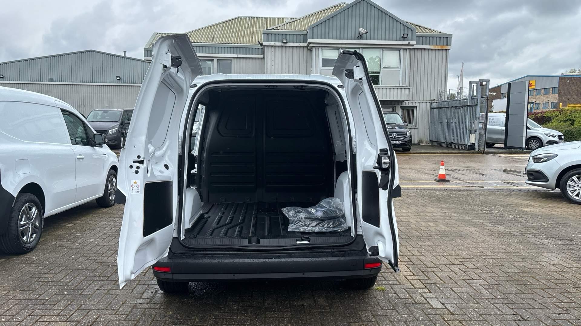 45kWh Progressive Auto L1 5dr Image 37
