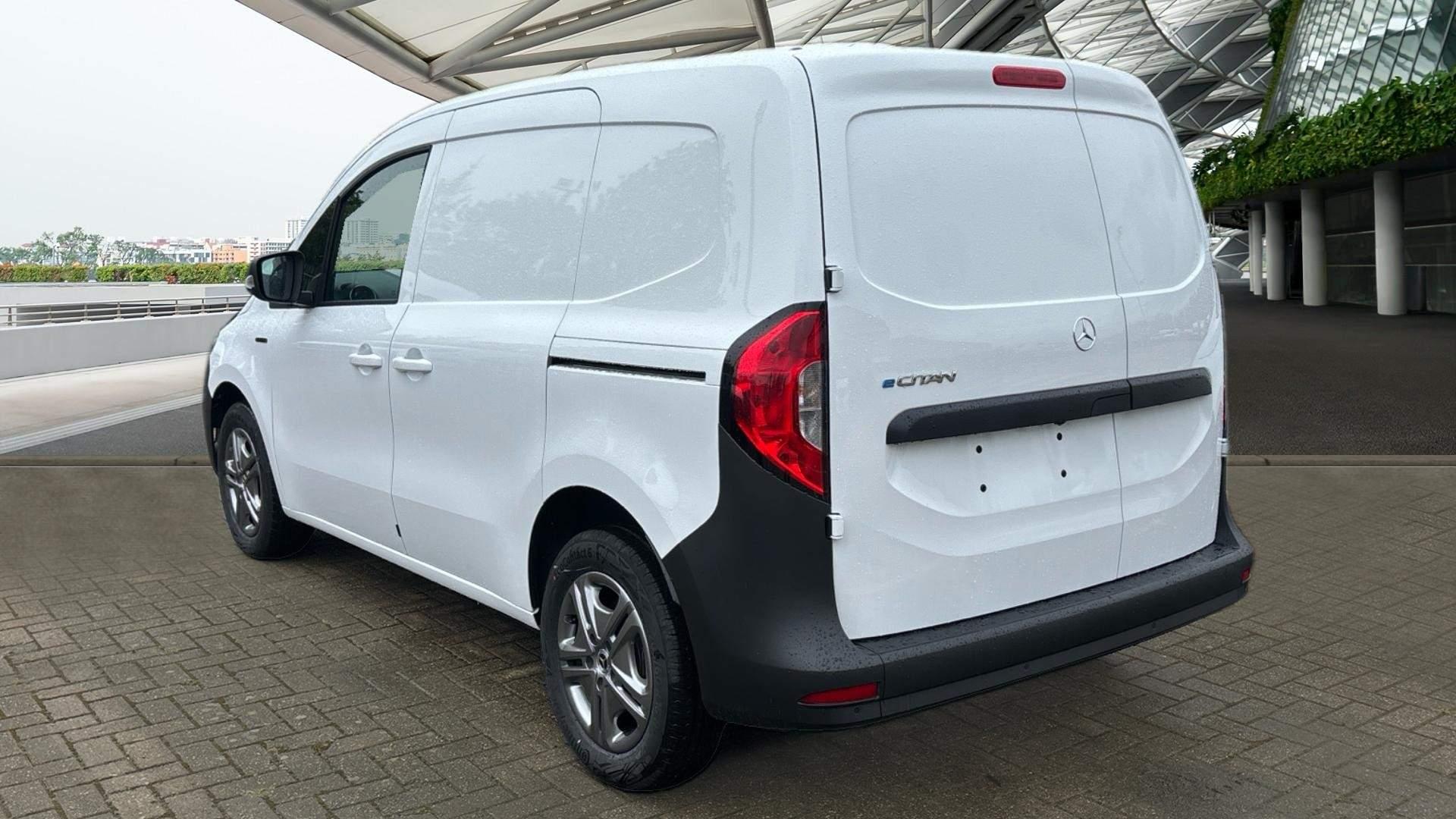 45kWh Progressive Auto L1 5dr Image 40