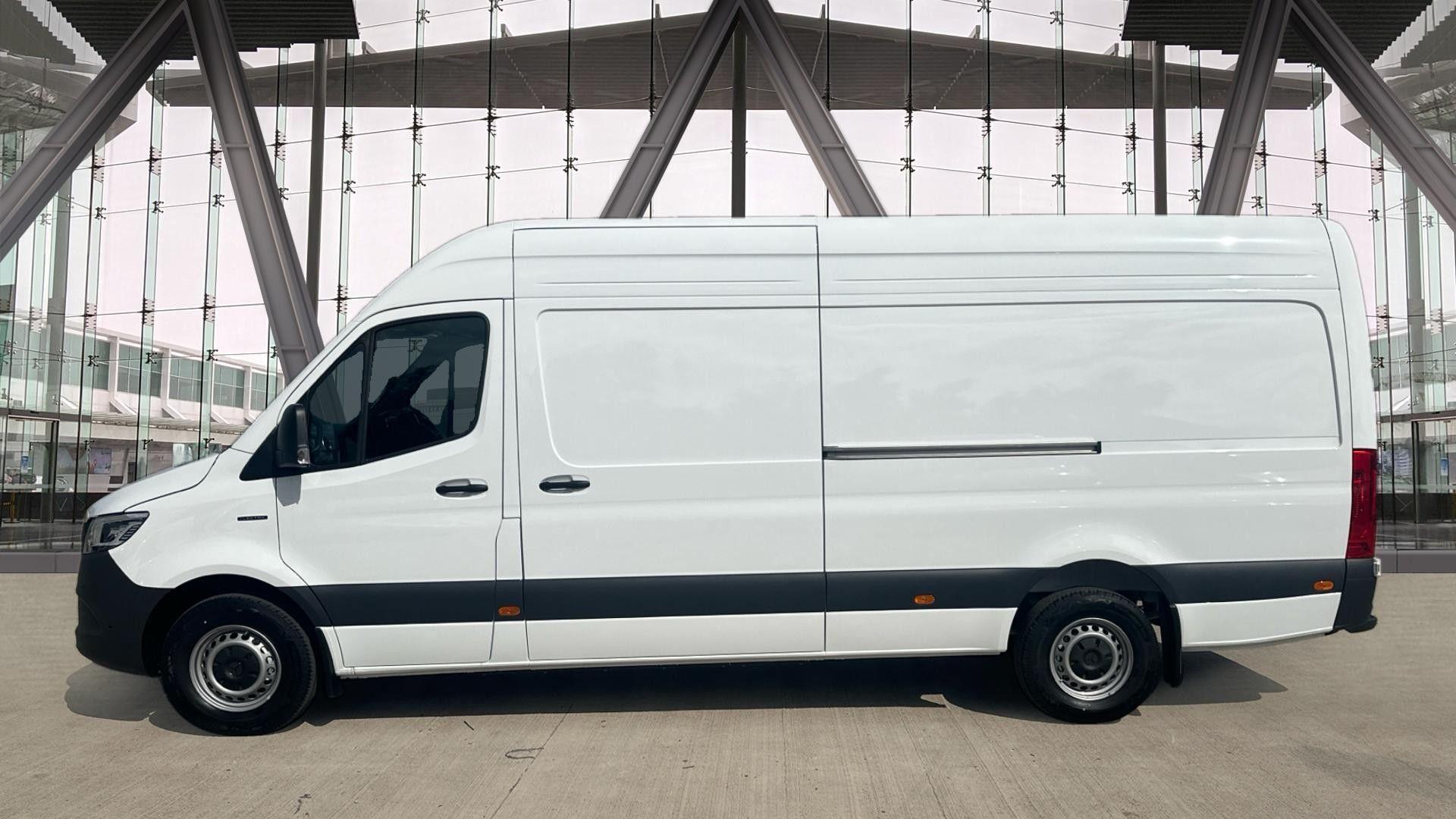 414 113kWh PRO Auto L3 H2 5dr Image 16