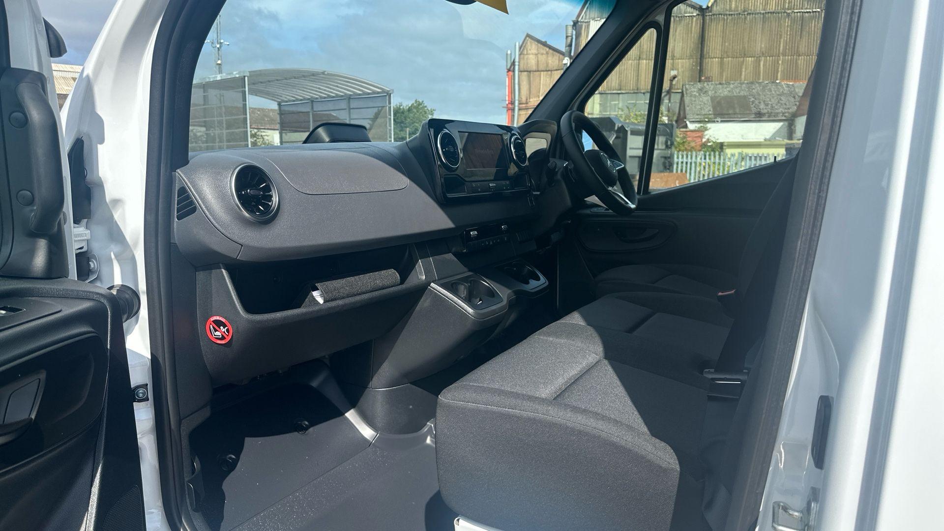 414 113kWh PRO Auto L3 H2 5dr Image 22