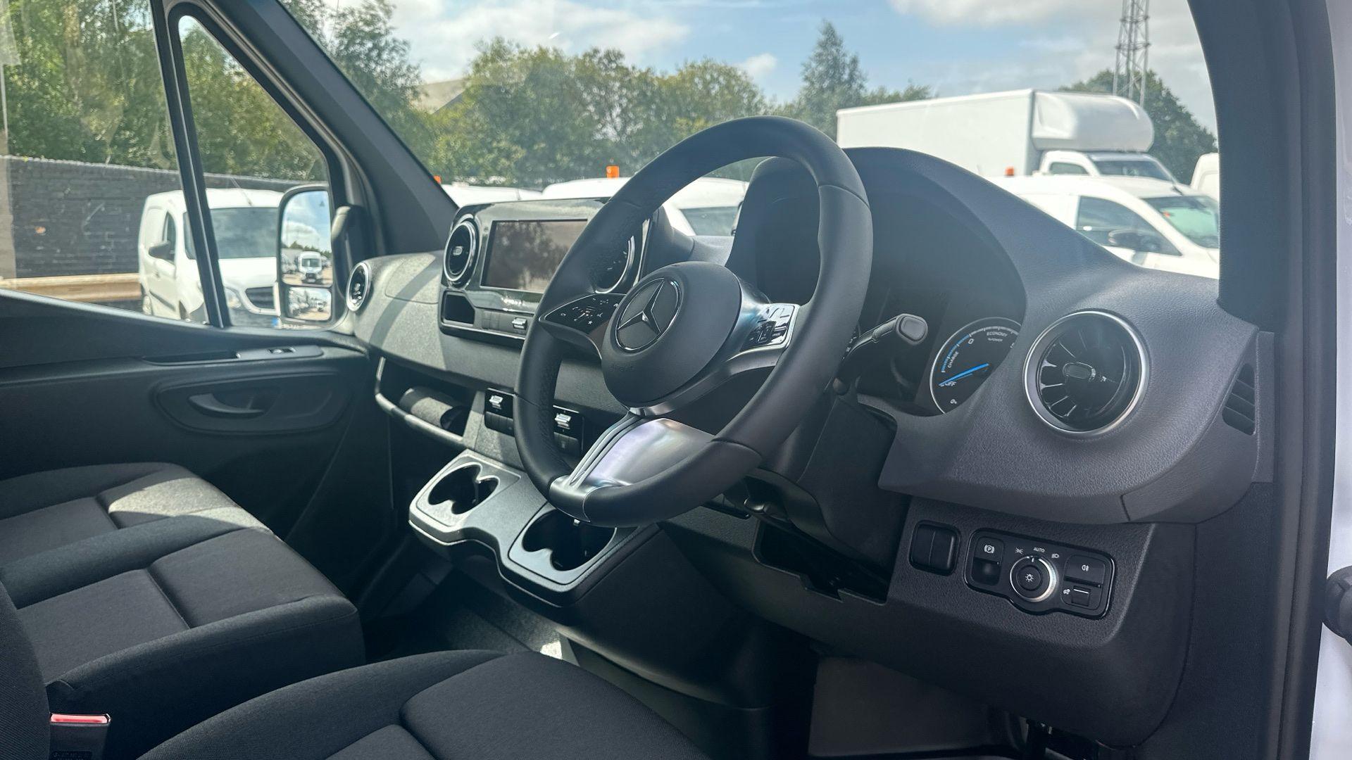 414 113kWh PRO Auto L3 H2 5dr Image 23