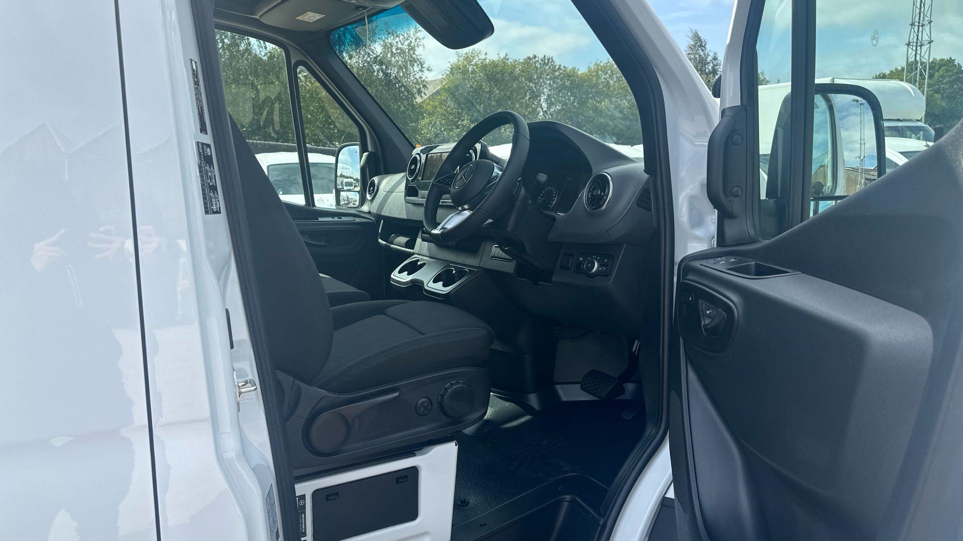 414 113kWh PRO Auto L3 H2 5dr Image 24