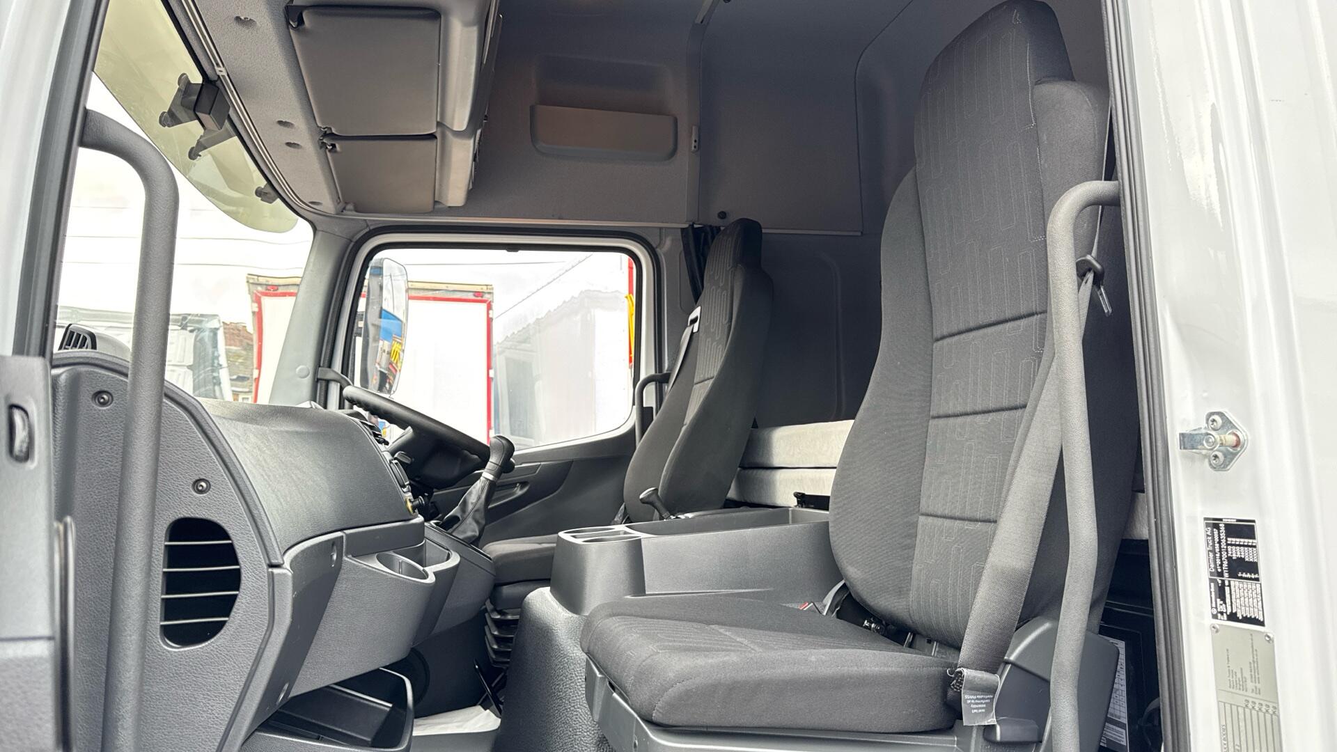 816 Curtainside Sleeper 20FT Image 17