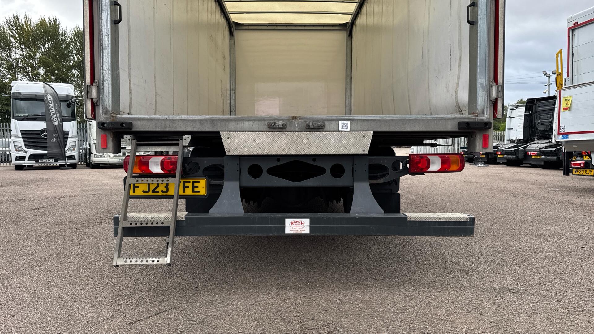 816 Curtainside Sleeper 20FT Image 25