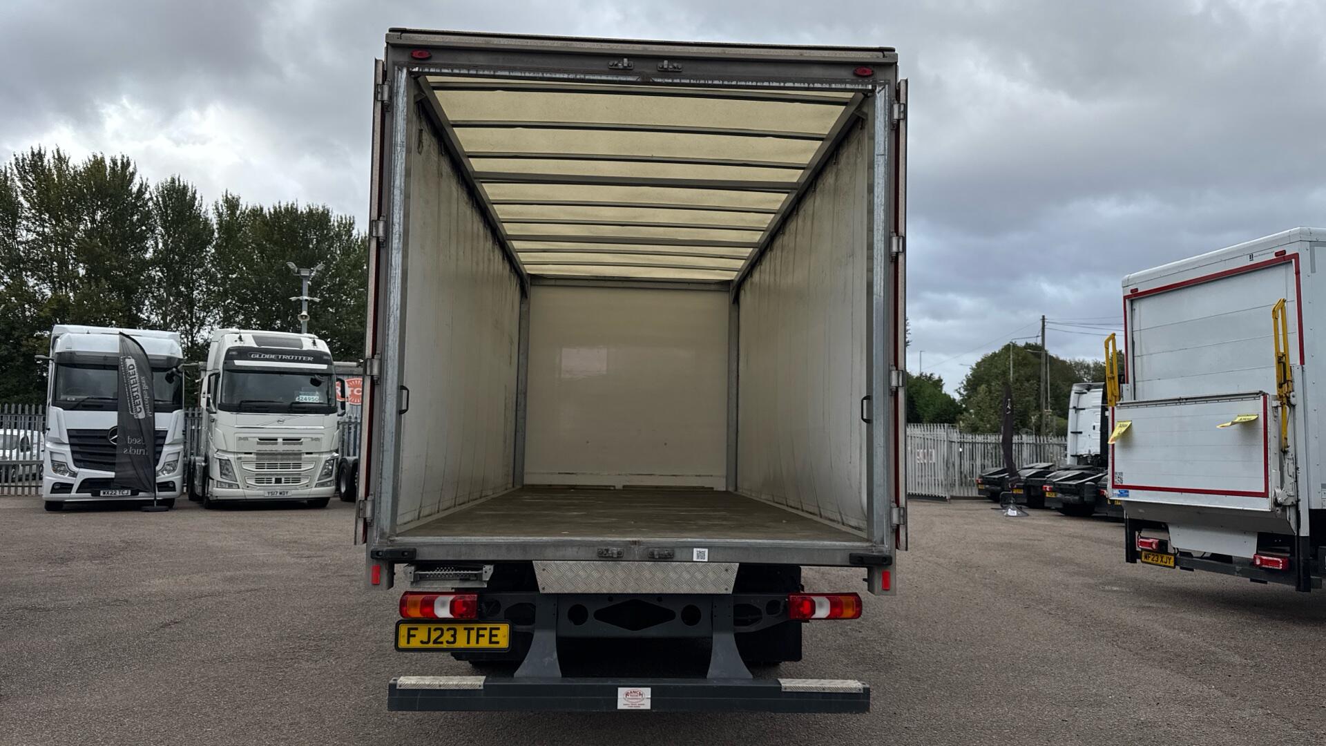 816 Curtainside Sleeper 20FT Image 26