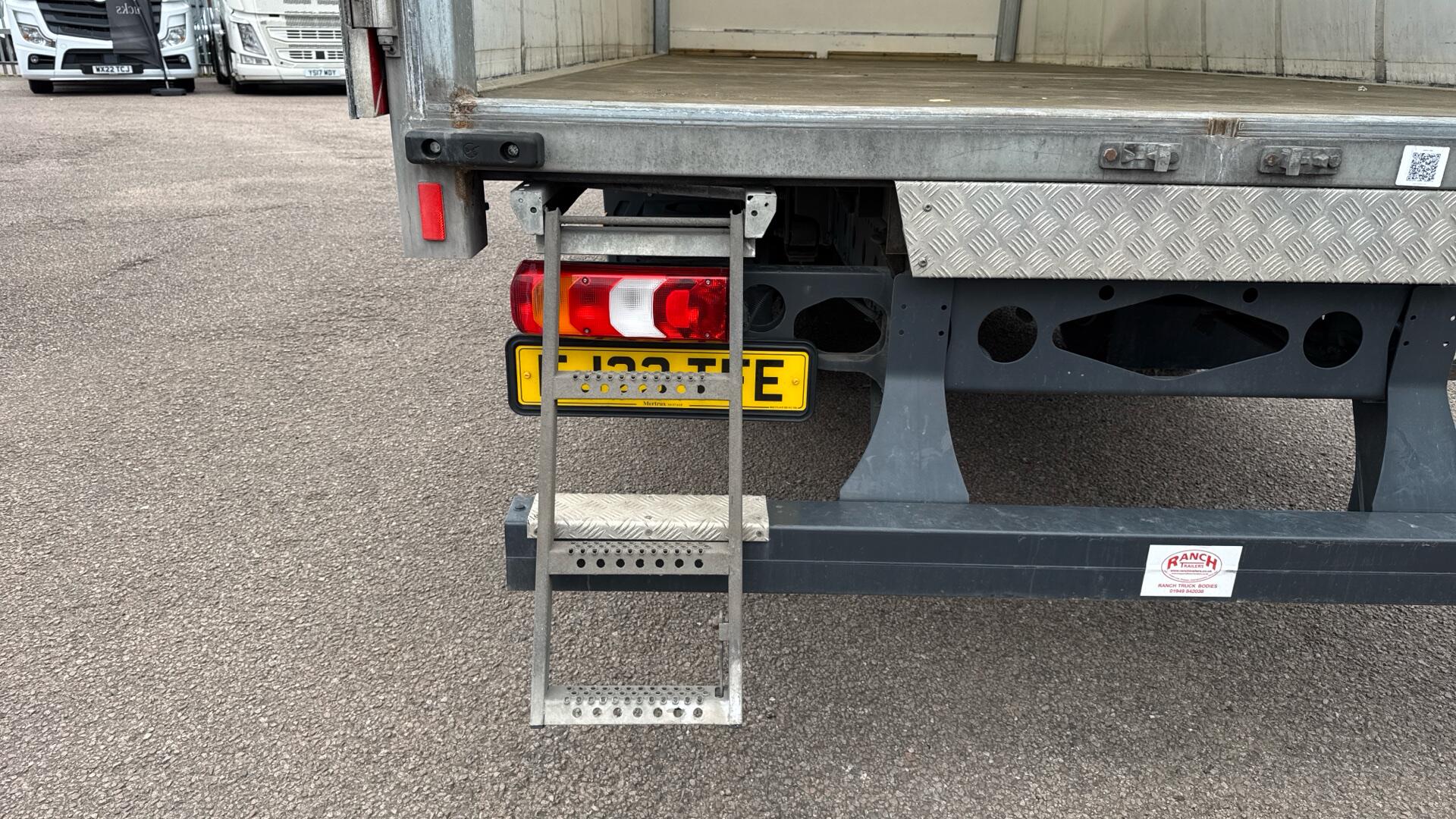 816 Curtainside Sleeper 20FT Image 27