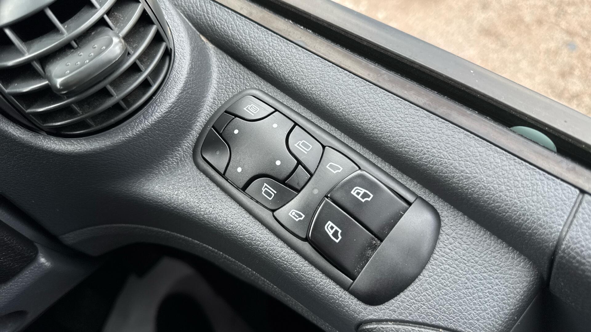 816 Curtainside Sleeper 20FT Image 29