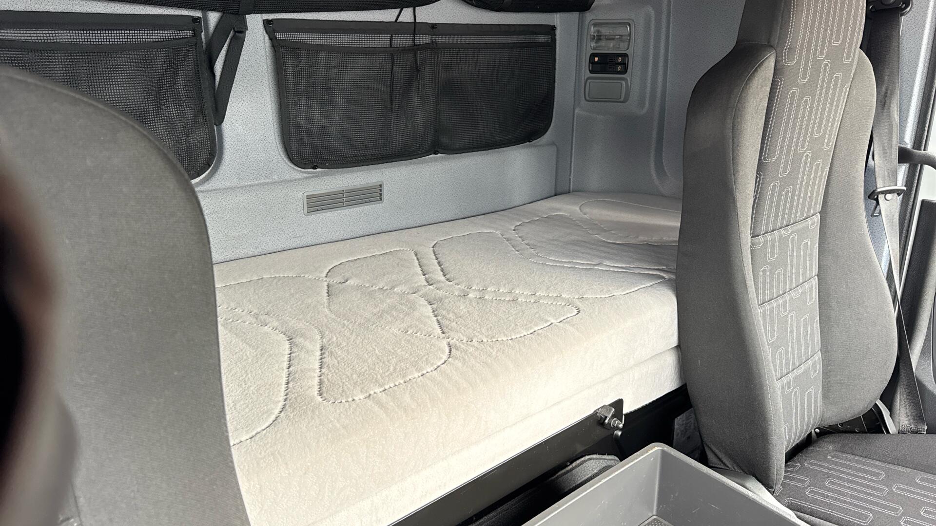 816 Curtainside Sleeper 20FT Image 31