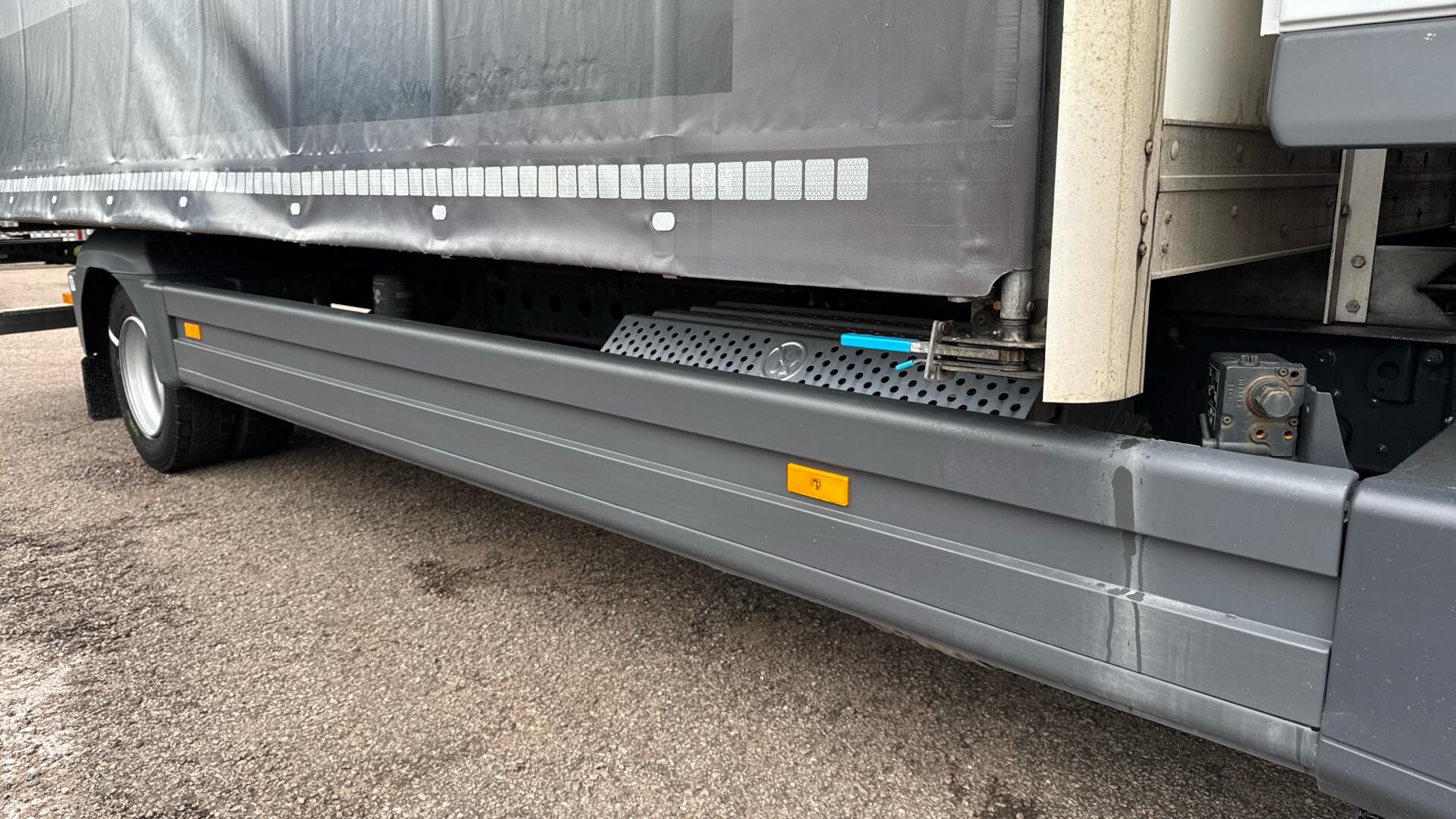 816 Curtainside Sleeper 20FT Image 39