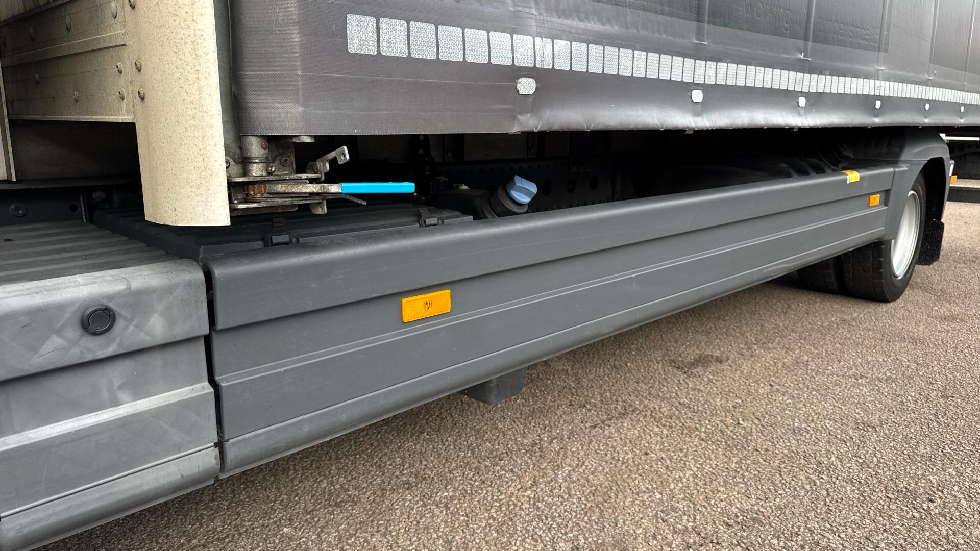 816 Curtainside Sleeper 20FT Image 40