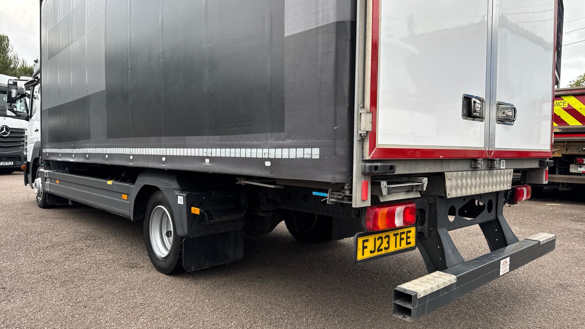 816 Curtainside Sleeper 20FT Image 44