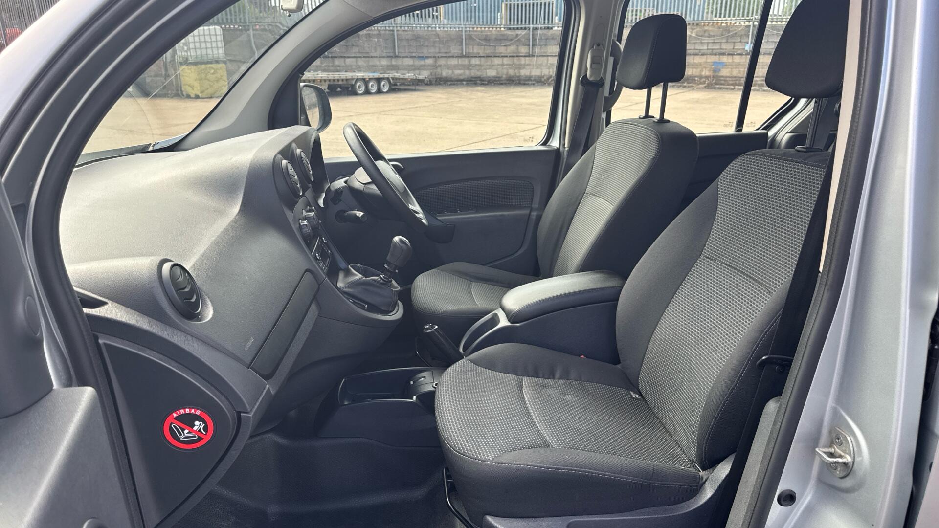 111 CDI PRO Tourer L2 Eu6 114PS 5 Seats Image 21