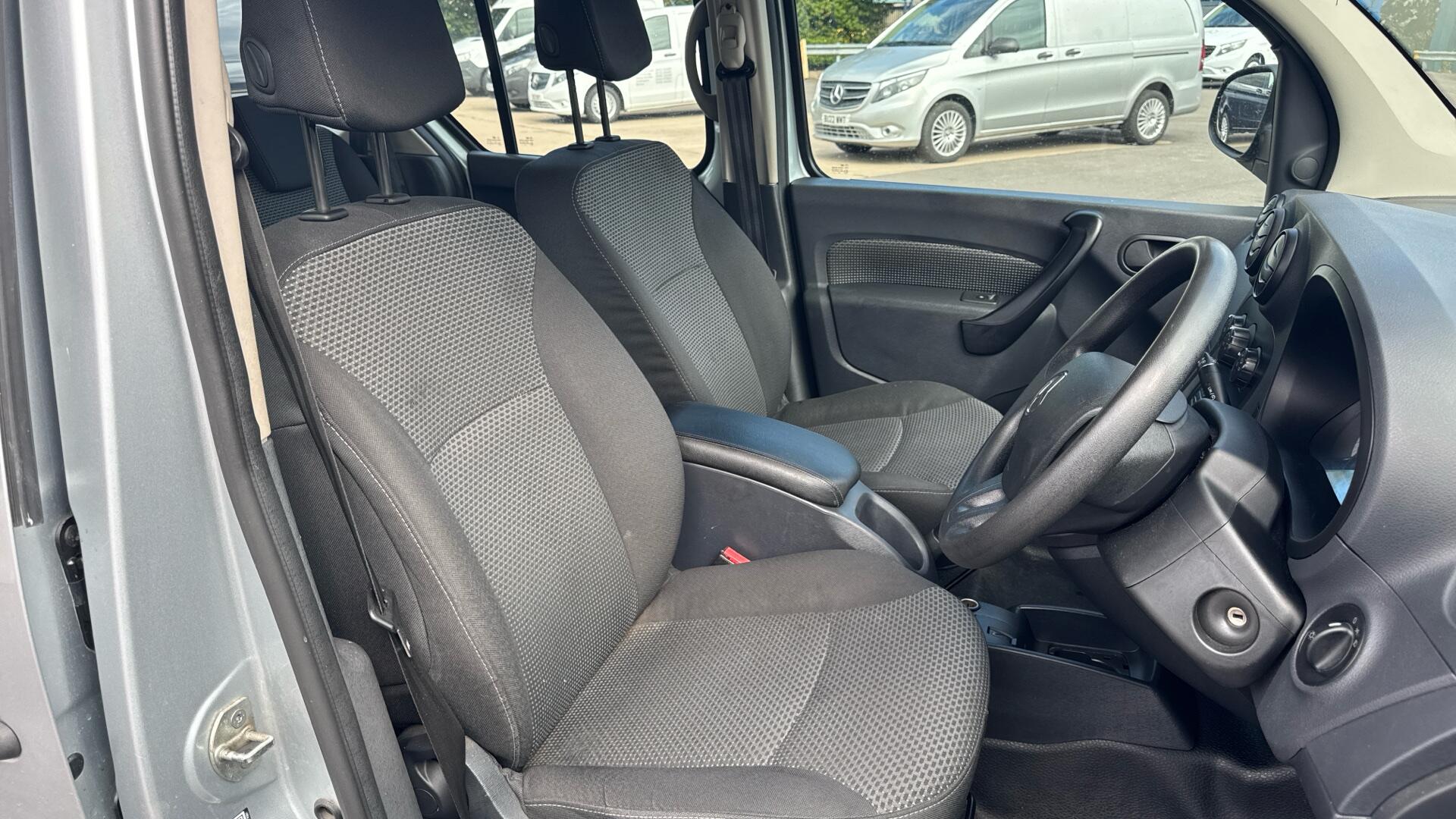 111 CDI PRO Tourer L2 Eu6 114PS 5 Seats Image 22