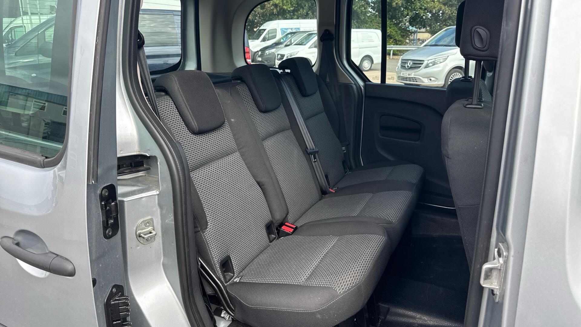 111 CDI PRO Tourer L2 Eu6 114PS 5 Seats Image 27