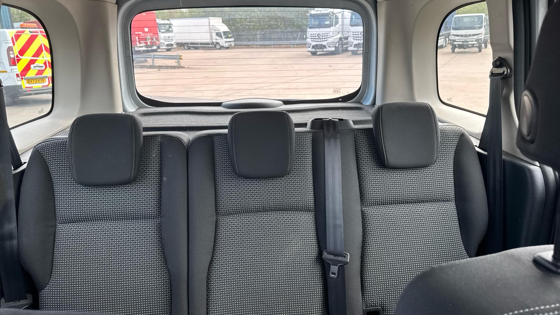 111 CDI PRO Tourer L2 Eu6 114PS 5 Seats Image 29