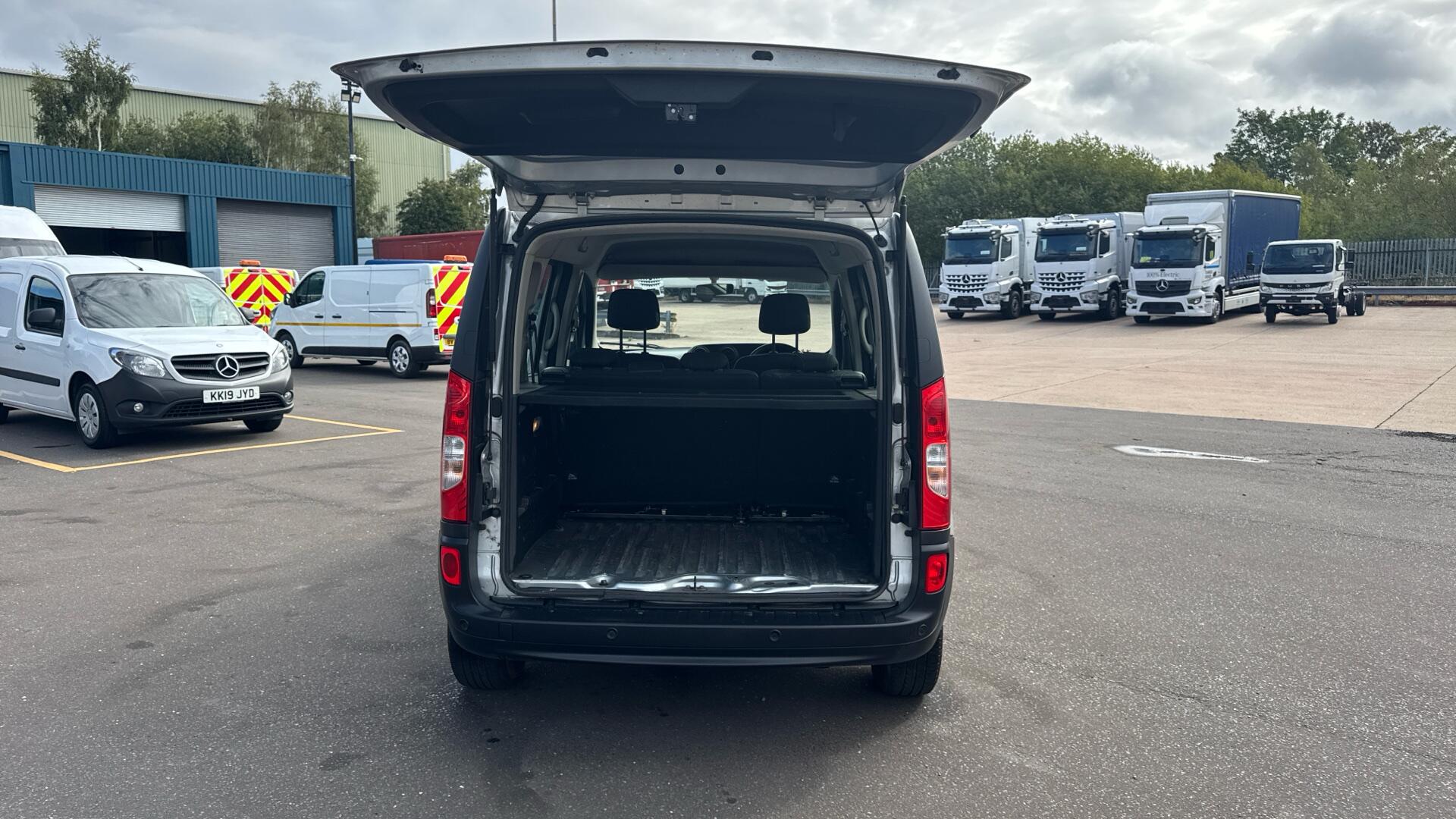 111 CDI PRO Tourer L2 Eu6 114PS 5 Seats Image 31