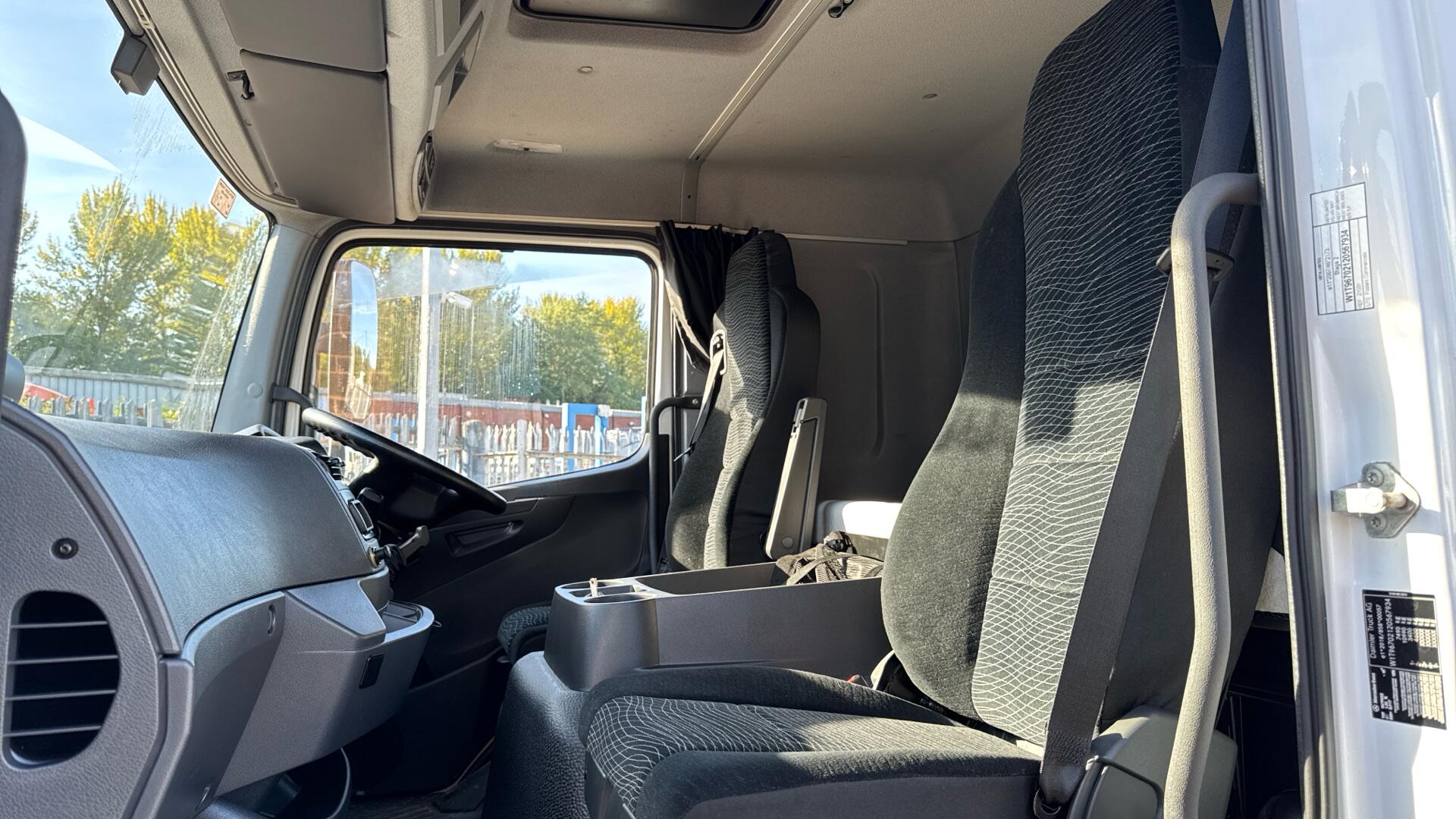 818 Curtainside Sleeper Image 16