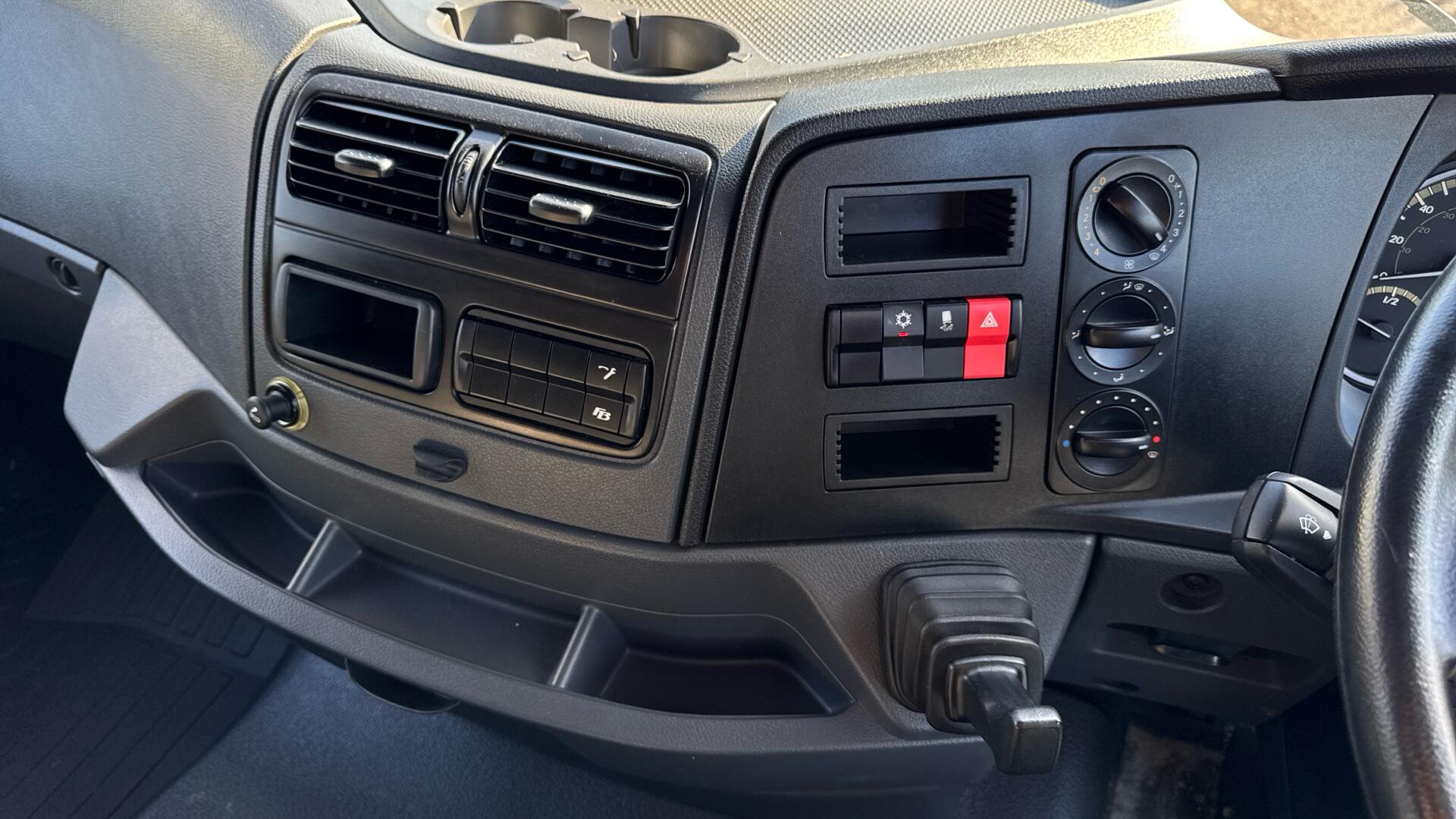 818 Curtainside Sleeper Image 19