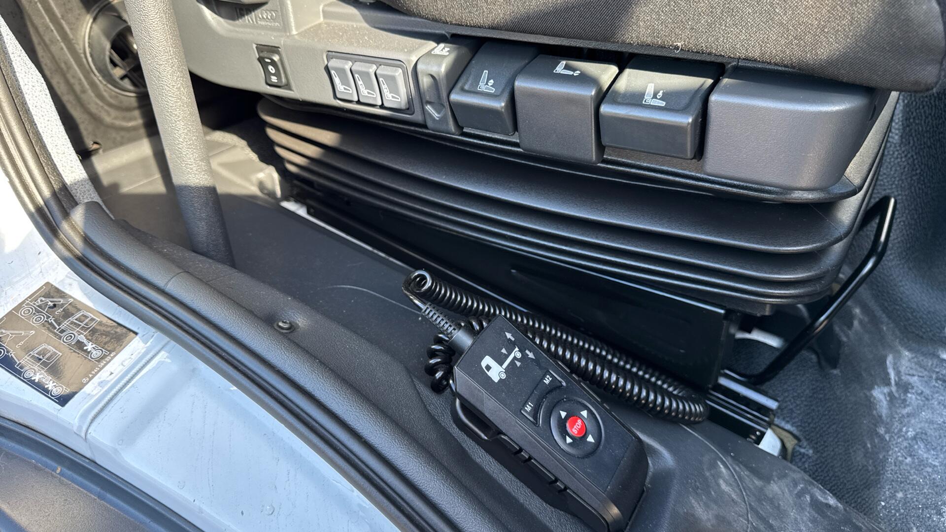 818 Curtainside Sleeper Image 21