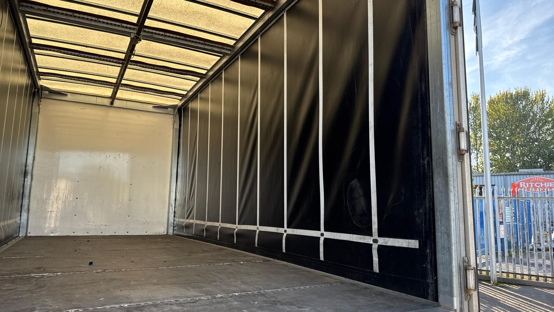 818 Curtainside Sleeper Image 23