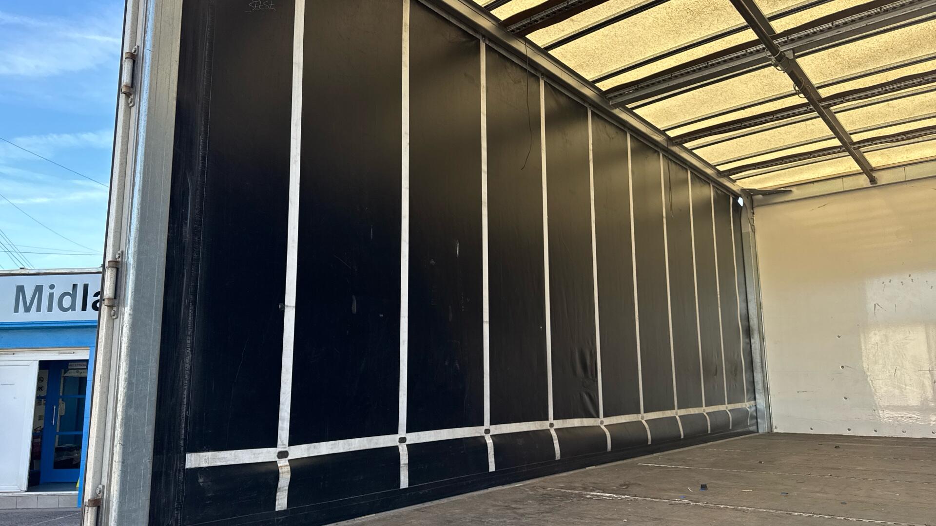 818 Curtainside Sleeper Image 26