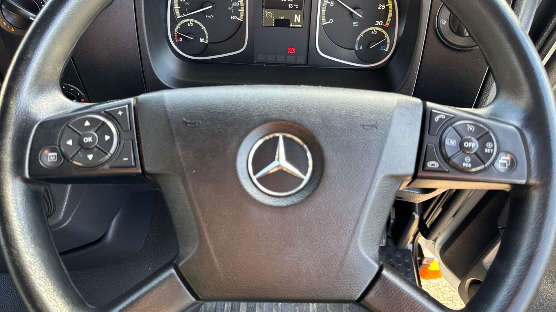 818 Curtainside Sleeper Image 27