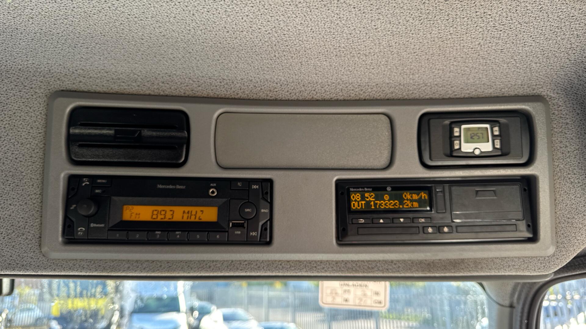 818 Curtainside Sleeper Image 28