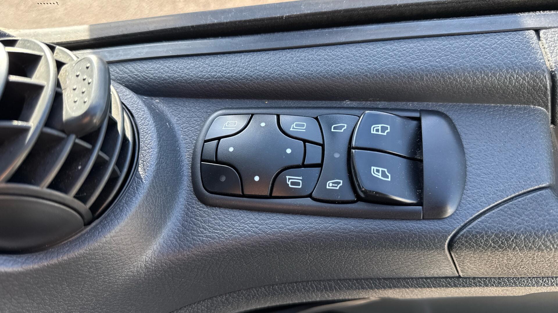 818 Curtainside Sleeper Image 29