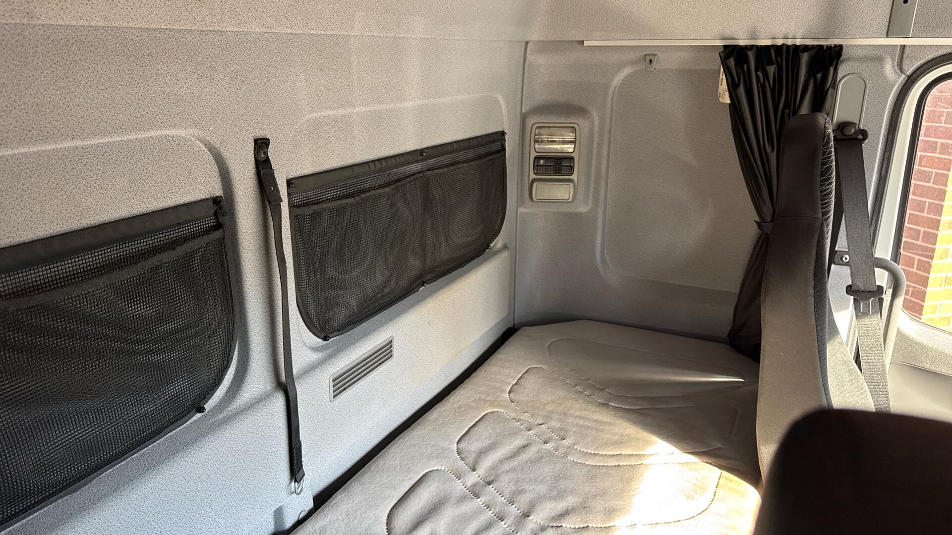 818 Curtainside Sleeper Image 33