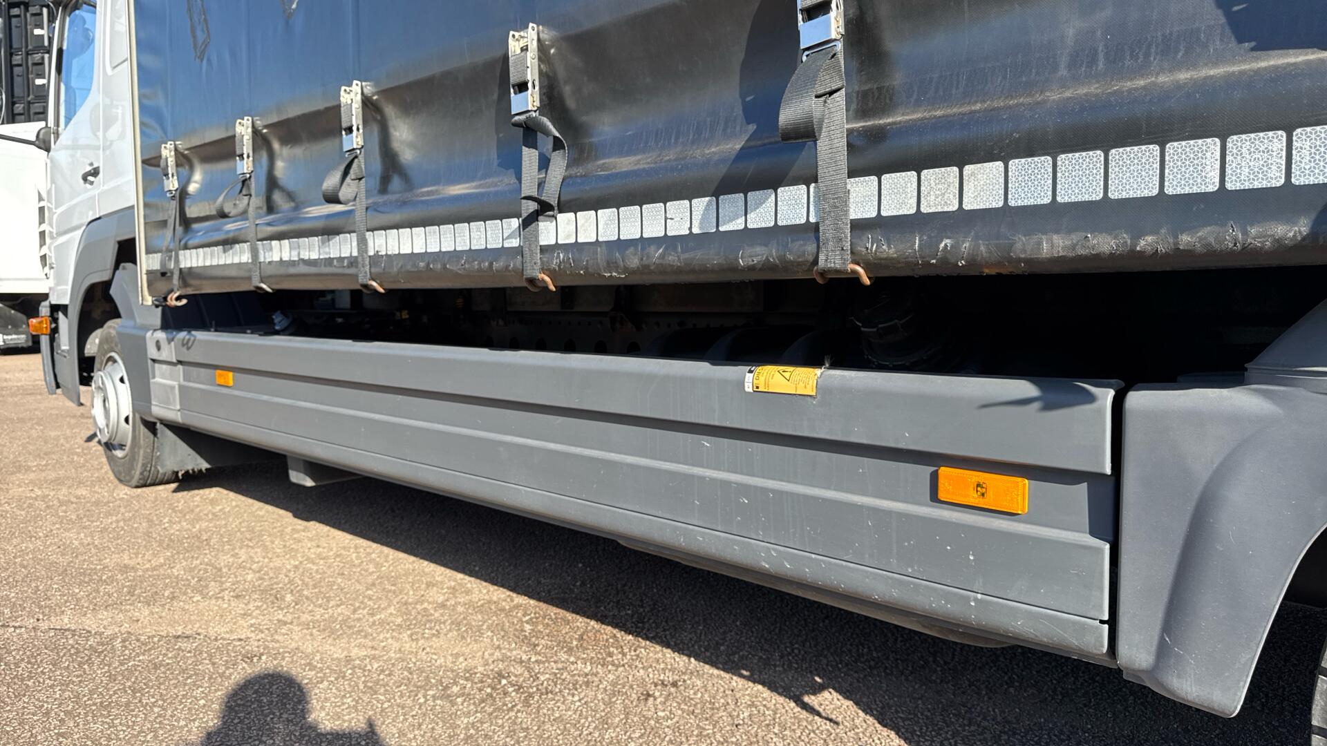 818 Curtainside Sleeper Image 37