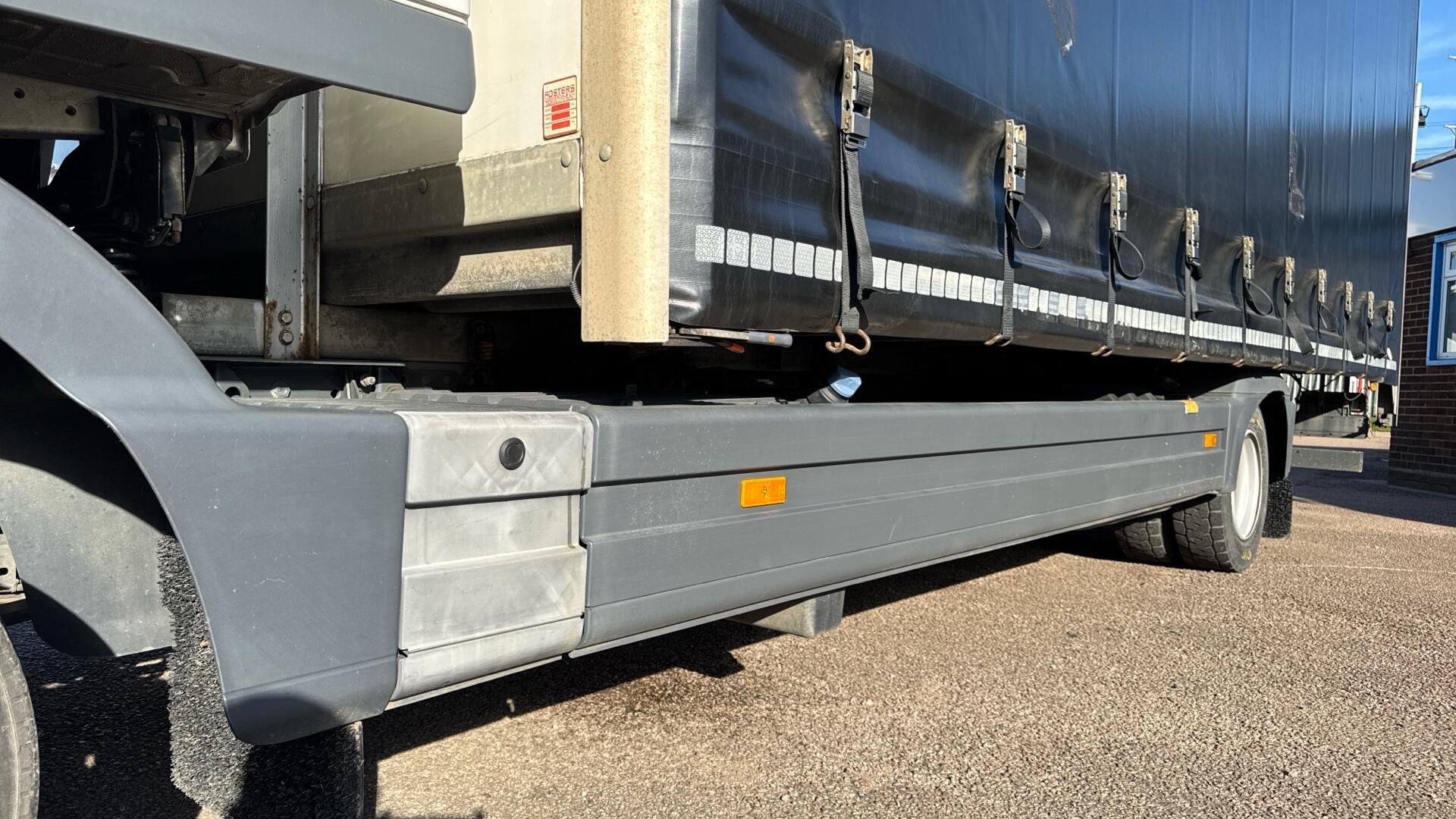818 Curtainside Sleeper Image 38
