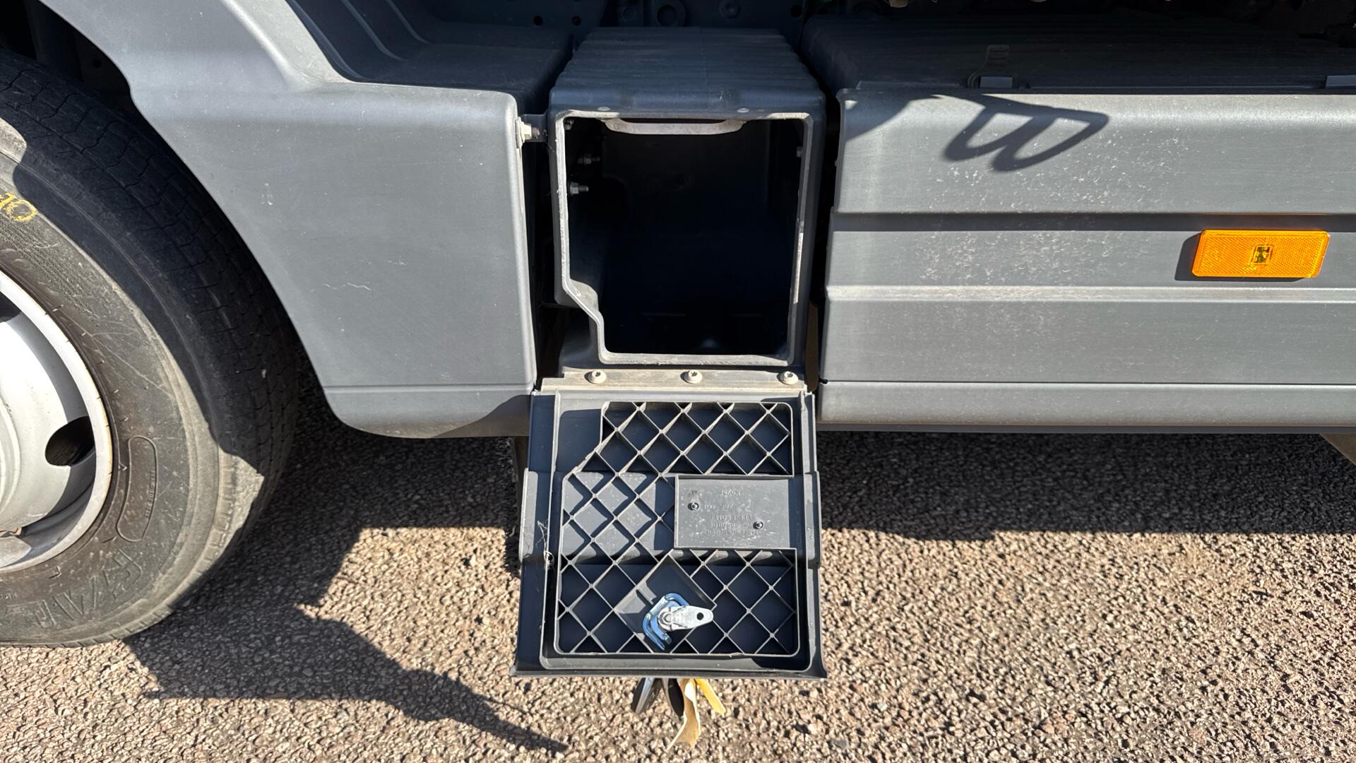 818 Curtainside Sleeper Image 39