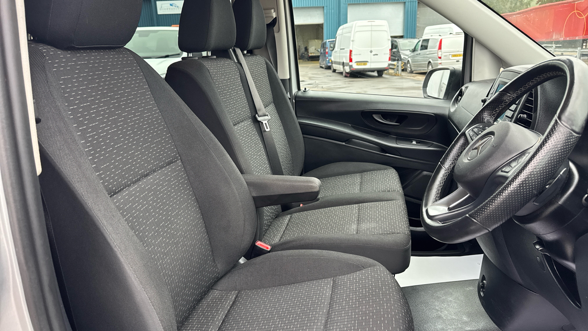 2023/23 MERCEDES-BENZ VITO 116CDI Premium Crew Van 9G-Tronic L2 Eu6 163PS - NO VAT Image 19
