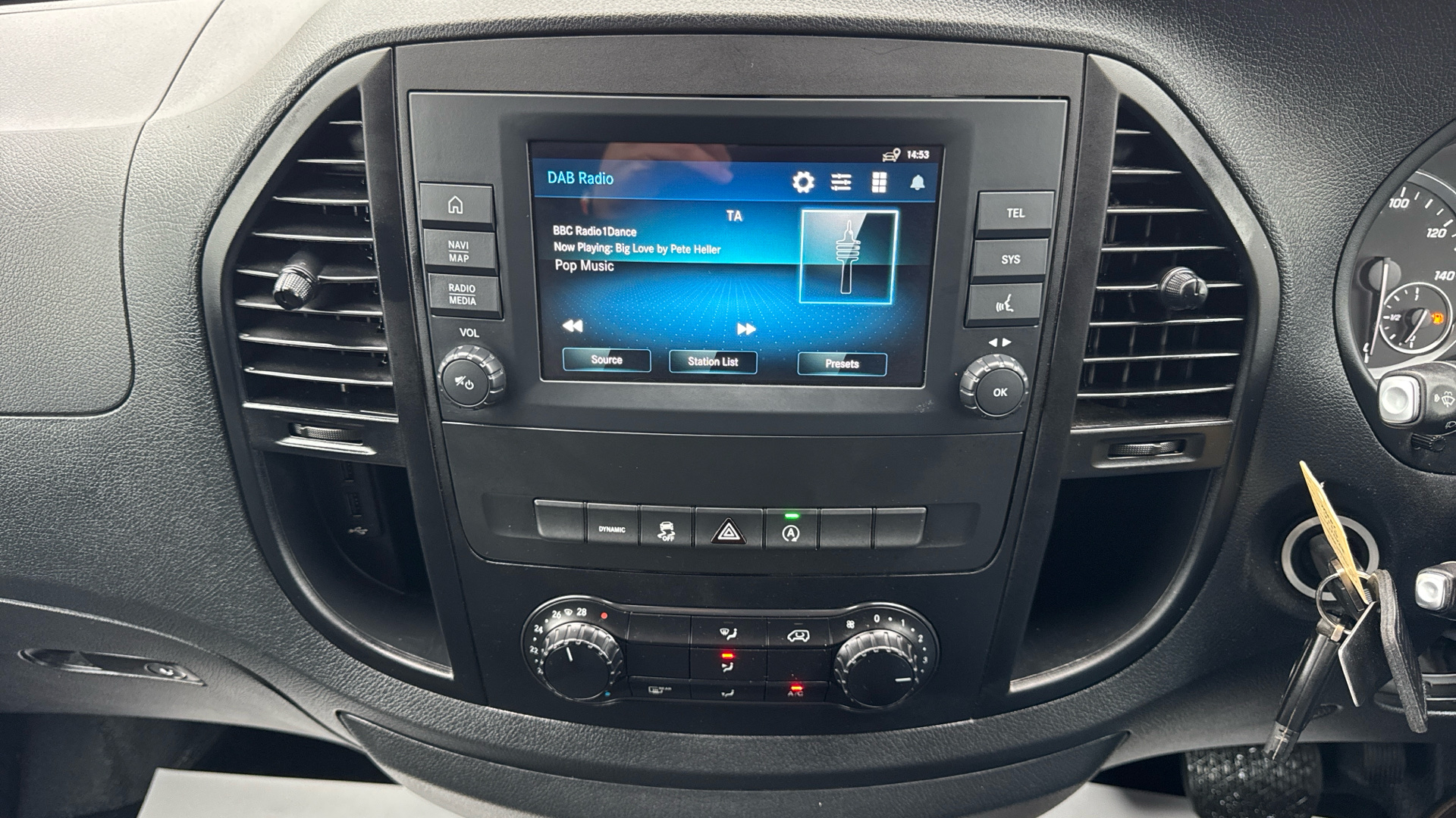 2023/23 MERCEDES-BENZ VITO 116CDI Premium Crew Van 9G-Tronic L2 Eu6 163PS - NO VAT Image 21
