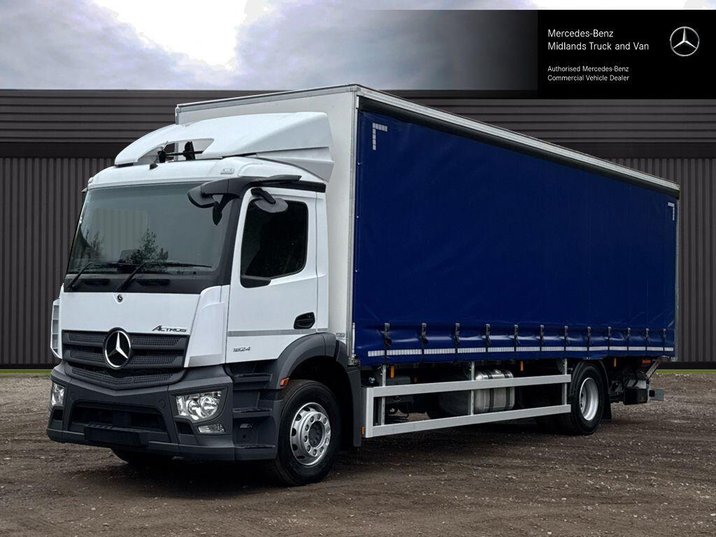 1824 L Curtainside with Tuckaway Taillift
