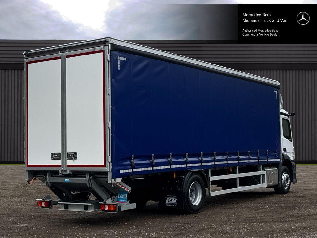 1824 L Curtainside with Tuckaway Taillift Image 16