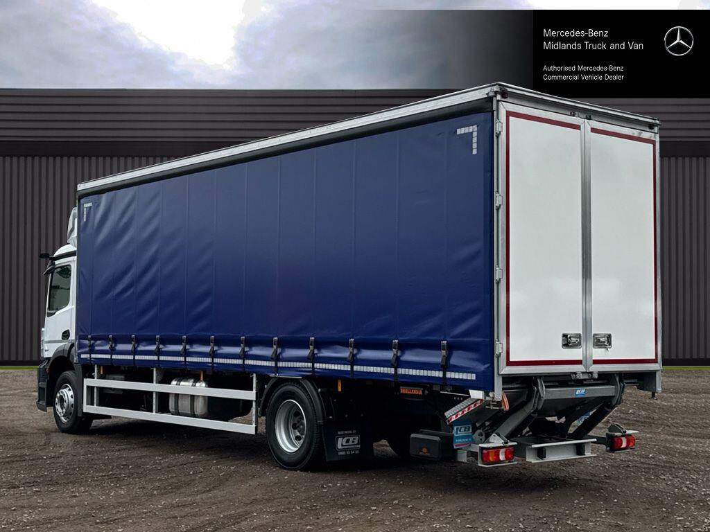 1824 L Curtainside with Tuckaway Taillift Image 17