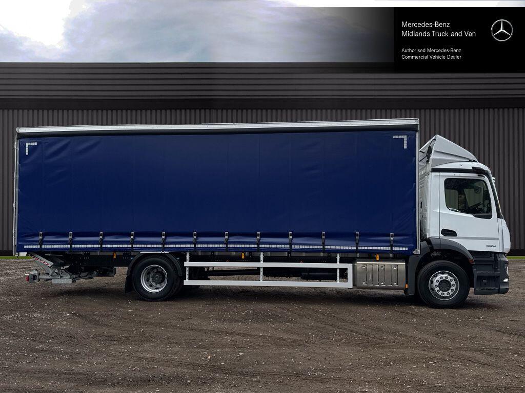 1824 L Curtainside with Tuckaway Taillift Image 18